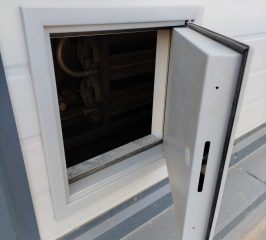 Люк утепленный для фасада